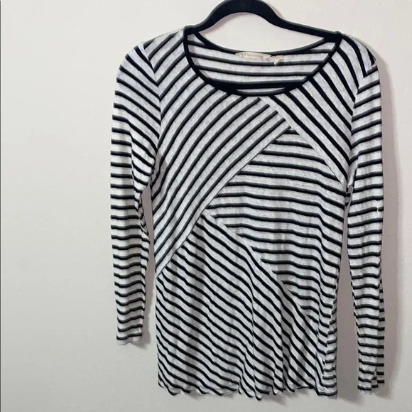 🛍️Soft Surroundings Striped fun Black and White patterned Women's Top! - Picture 2 of 8